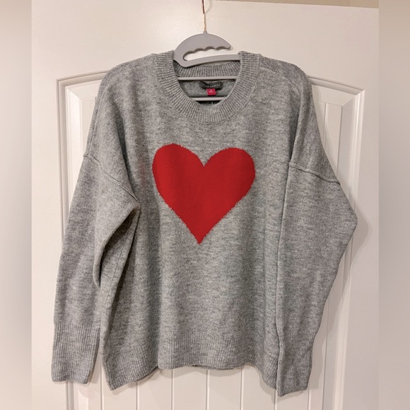 Vince Camuto Relaxed Fit Cozy Crewneck Heart Sweater- size medium NEW - Picture 1 of 4